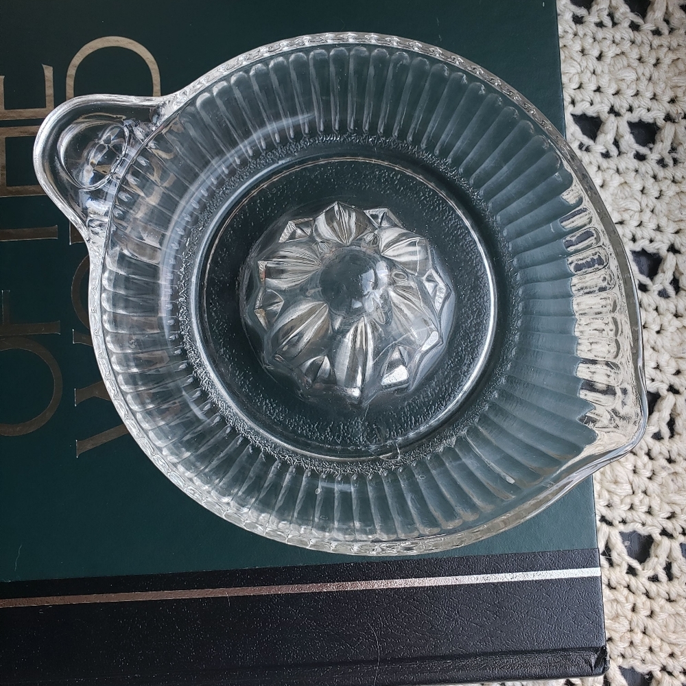 Crystal hand juicer